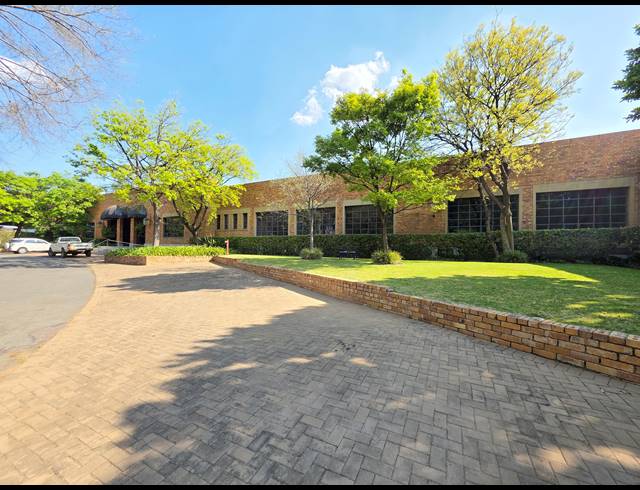 8,300M² WAREHOUSE TO LET IN ROBERTSHAM